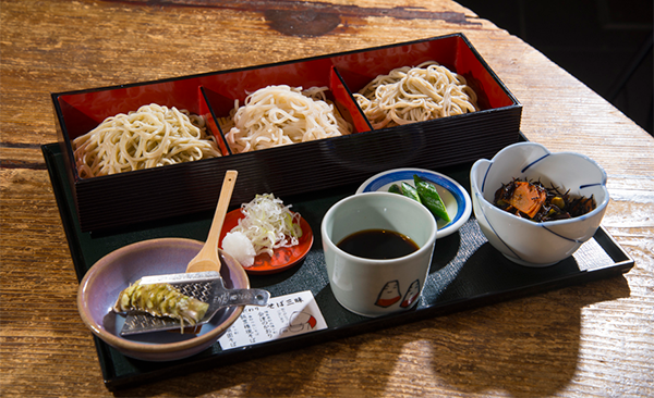 อาหารกลางวัน (โซบะที่ร้าน Kiriya Yumemitei, ราเมนที่ร้าน Ipputei หรือซอสคัทสึด้งที่ร้าน Tontei)